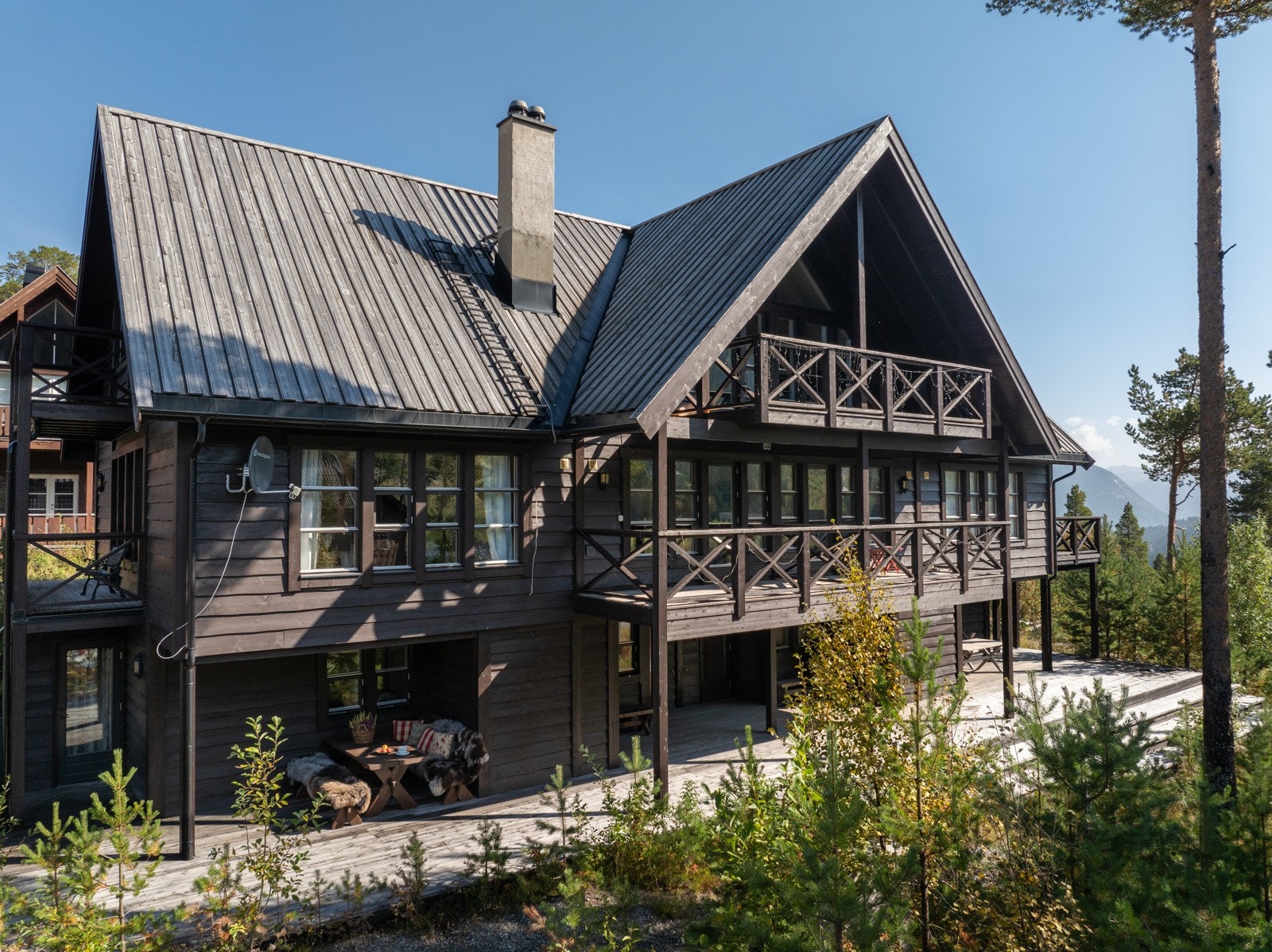 Leilighetsbygget ligger på en liten høyde - Hvor man får flott utsikt mot skibakkene og området rundt Galleribilde