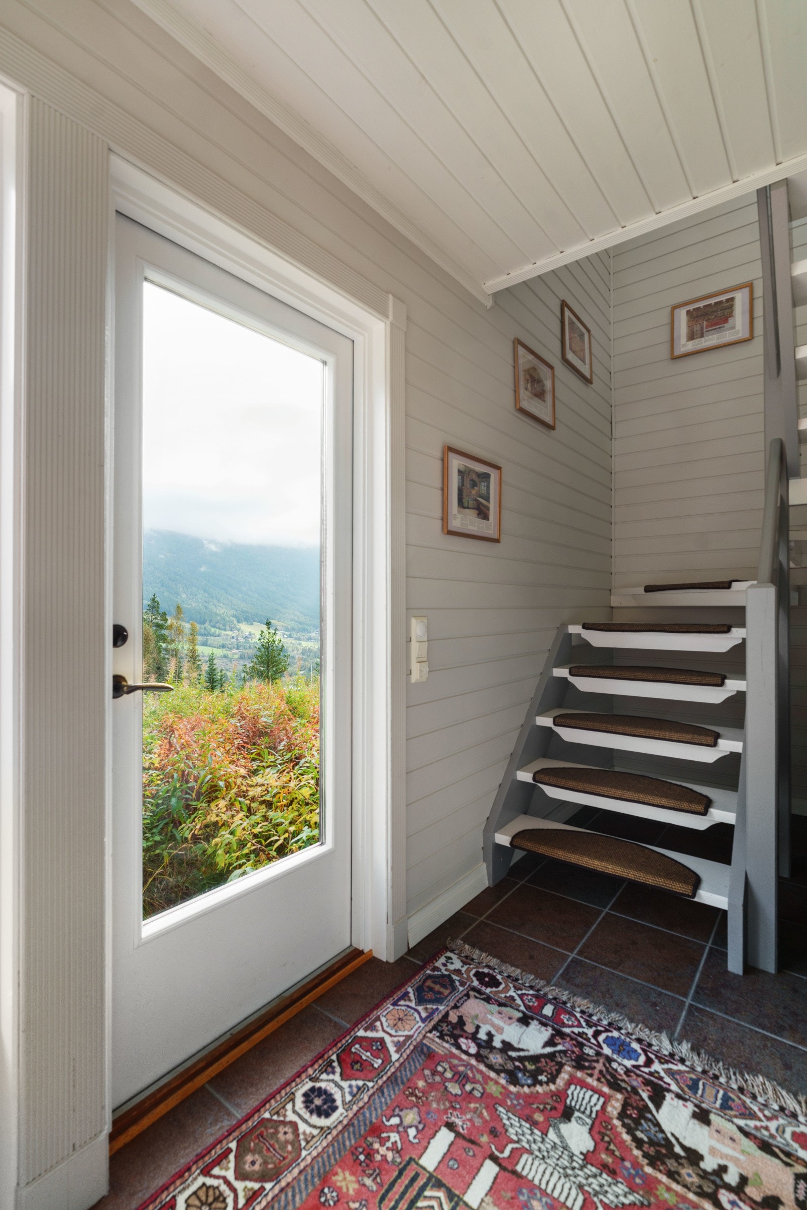 Mellomgang mellom leilighetene og opprinelig inngang til toppleiligheten Galleribilde