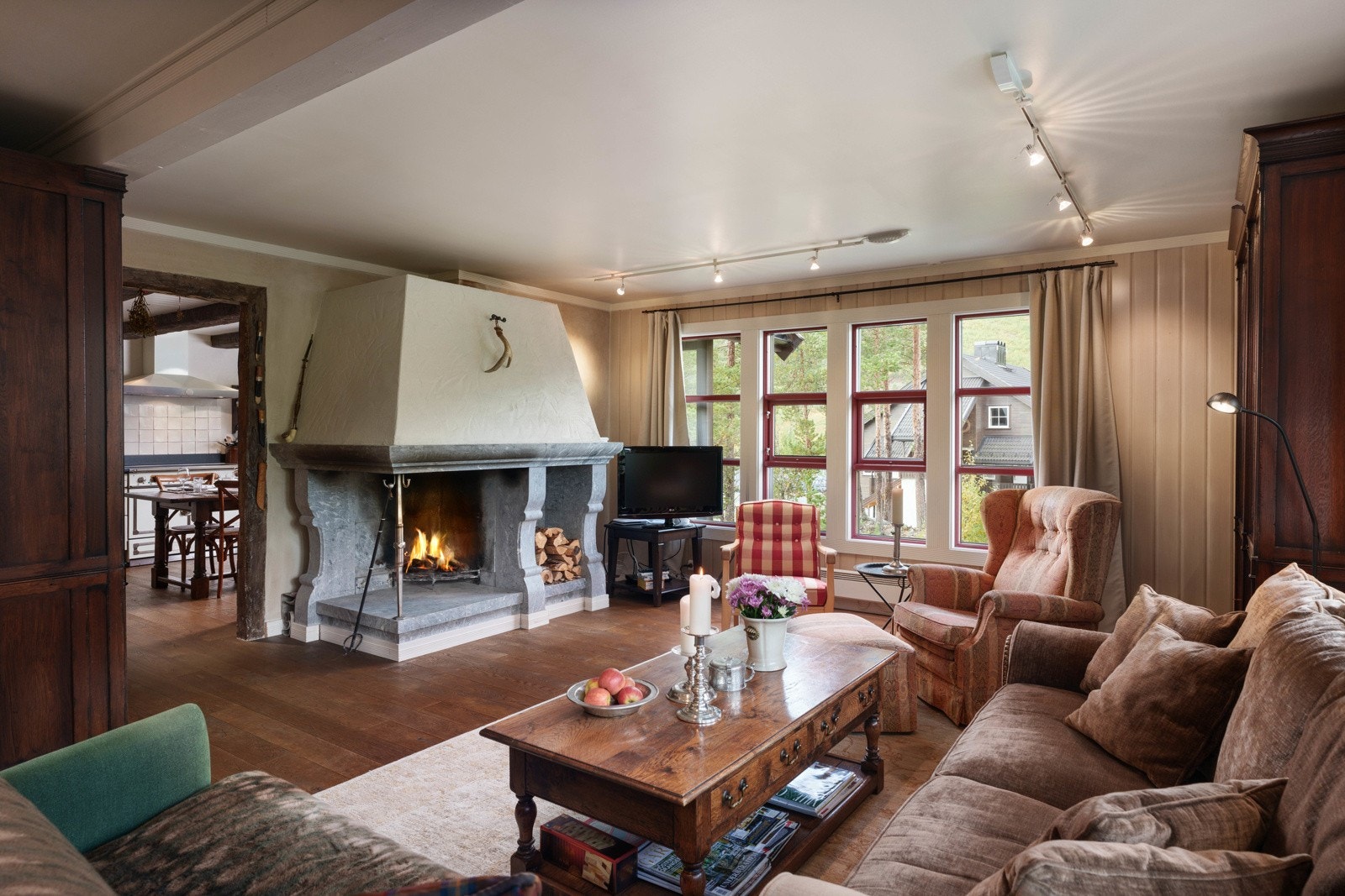 Hovedleilighet - Stue med med solid og vakker kleberstein peis Galleribilde