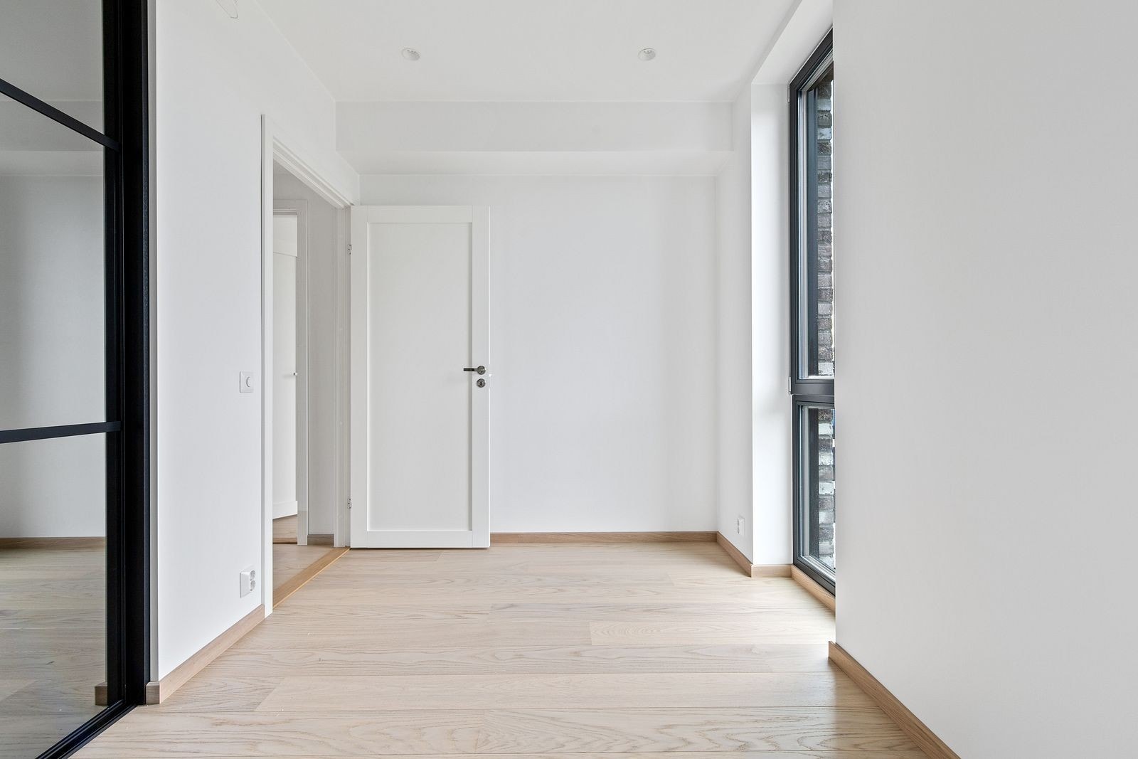 Soverom 2 med stort garderobeskap Galleribilde