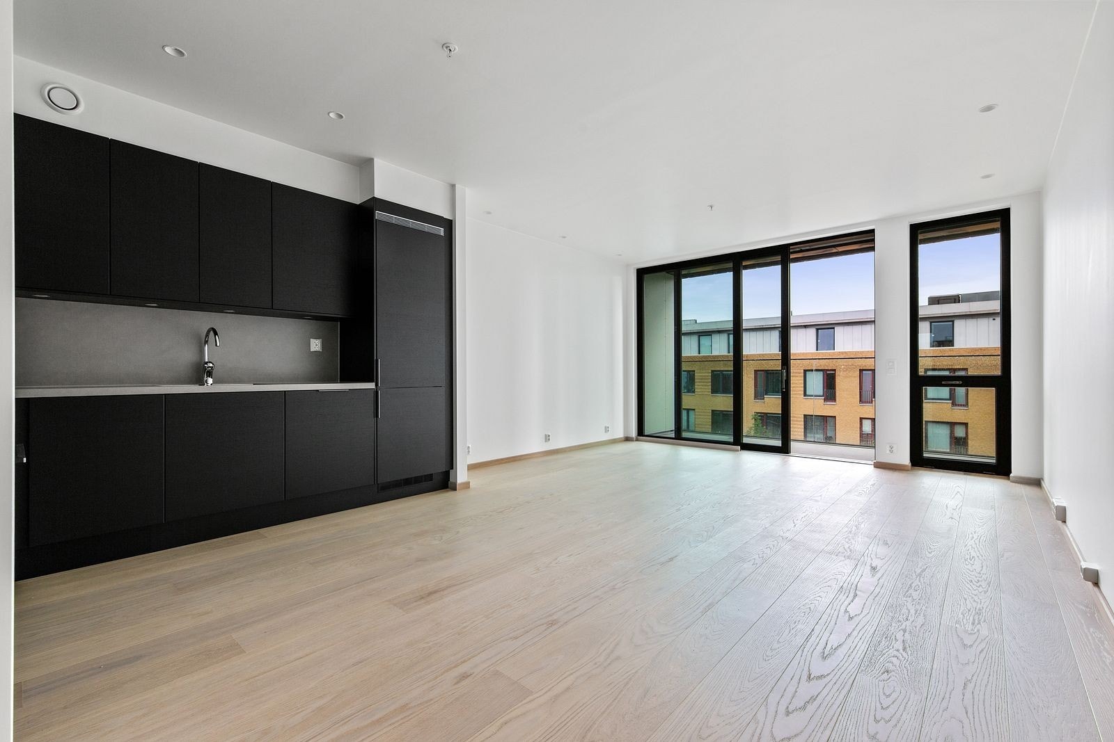 Flott stor åpen stue og kjøkken med store vinduer som slipper inn mye naturlig dagslys. Galleribilde