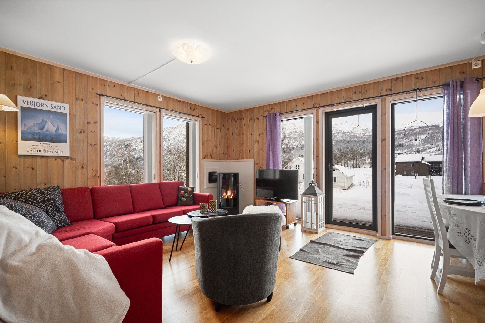 I leiligheten er det vannbåren varme og vedovn. Galleribilde