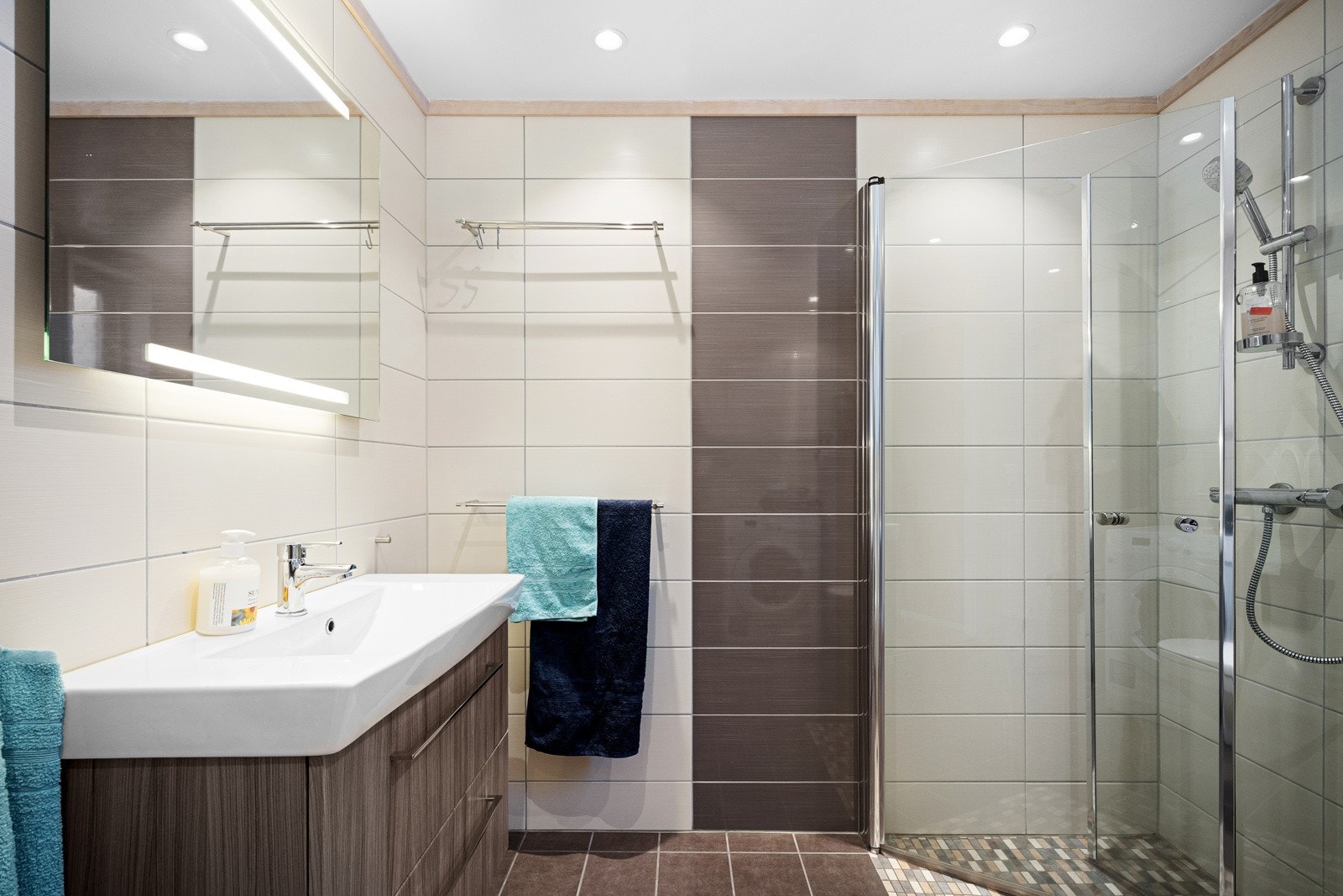 På badet er det opplegg for vaskemaskin. Galleribilde