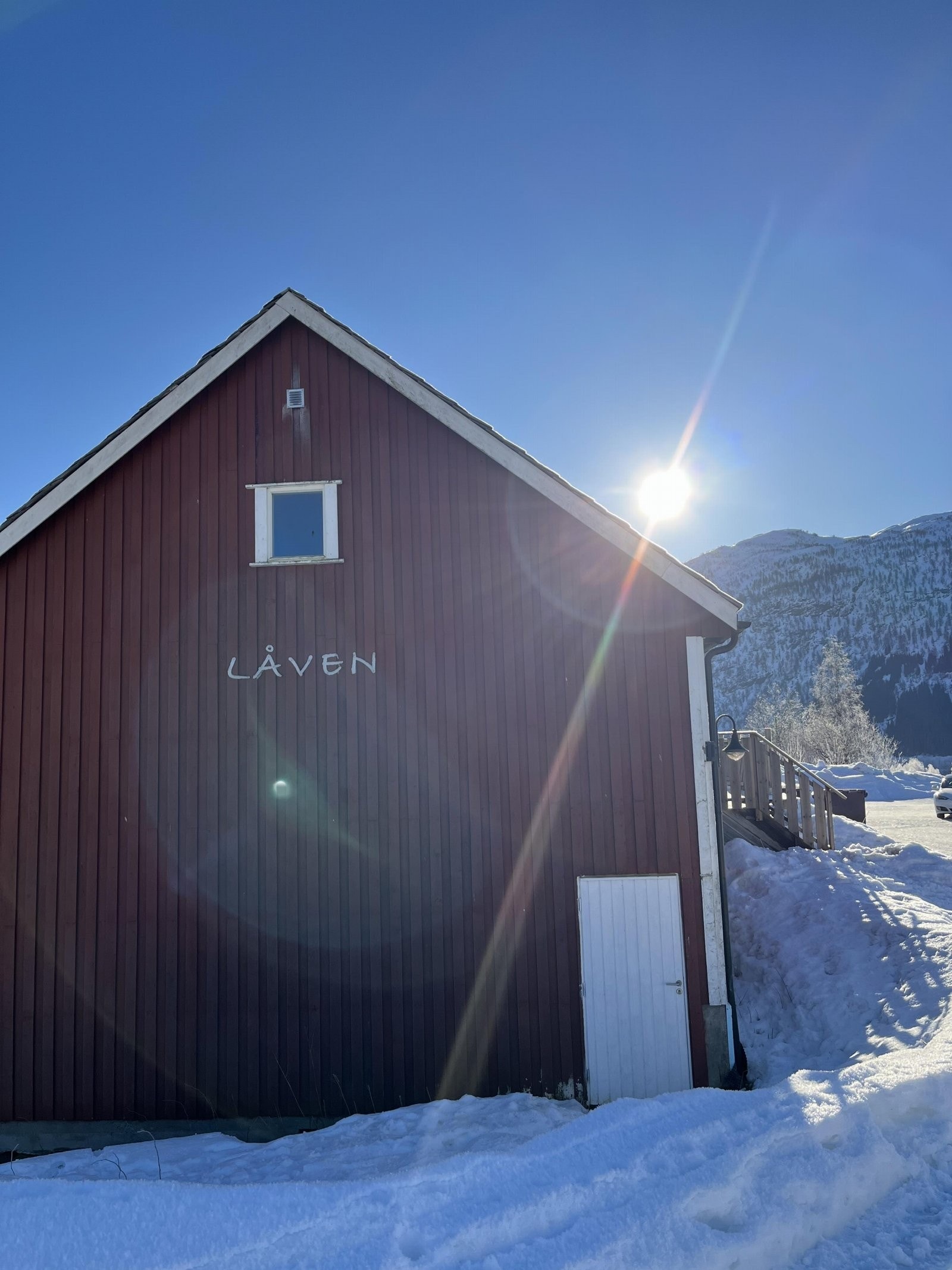 Låven ligger like ved. Et hyggelig samlingssted for hyttefolket hvor det er ittepaoski lørdager og i ferier. Galleribilde