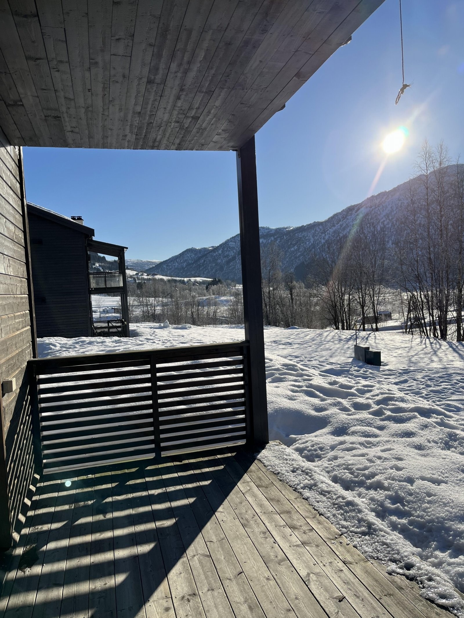 Fra stuen er det utgang til overbygget terrasse. Galleribilde