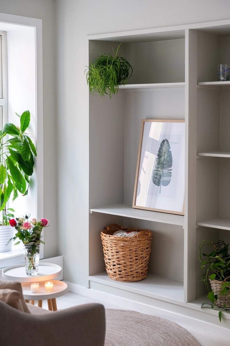 Godt utnyttet med plassbesparende hylleløsning som setter gir et fint preg på rommet, i tillegg til å bidra til å dekke litt av oppbevaringsbehovet. Galleribilde