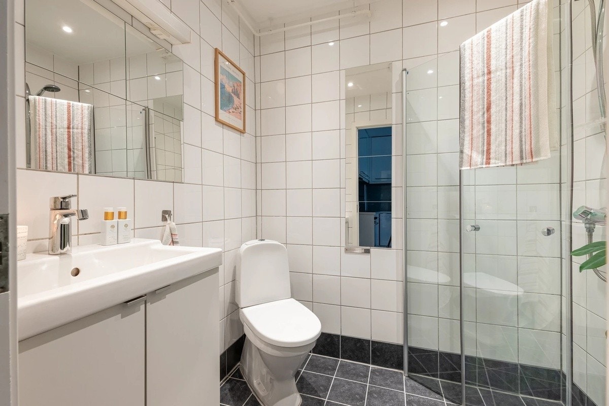 Boligens andre baderom er flislagt med gulvvarme og downlights i himling. Galleribilde