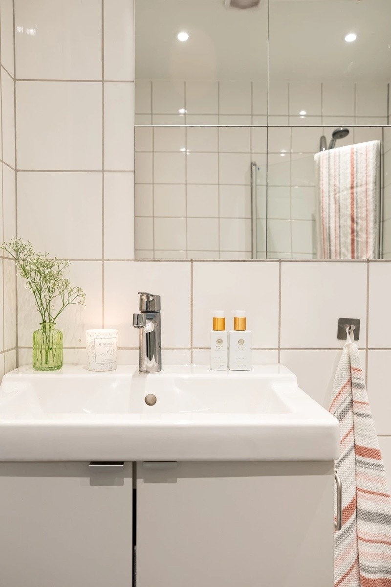 Bad 2: Innredningen består av servant på underskap, speil med belysning og gulvstående toalett. Galleribilde