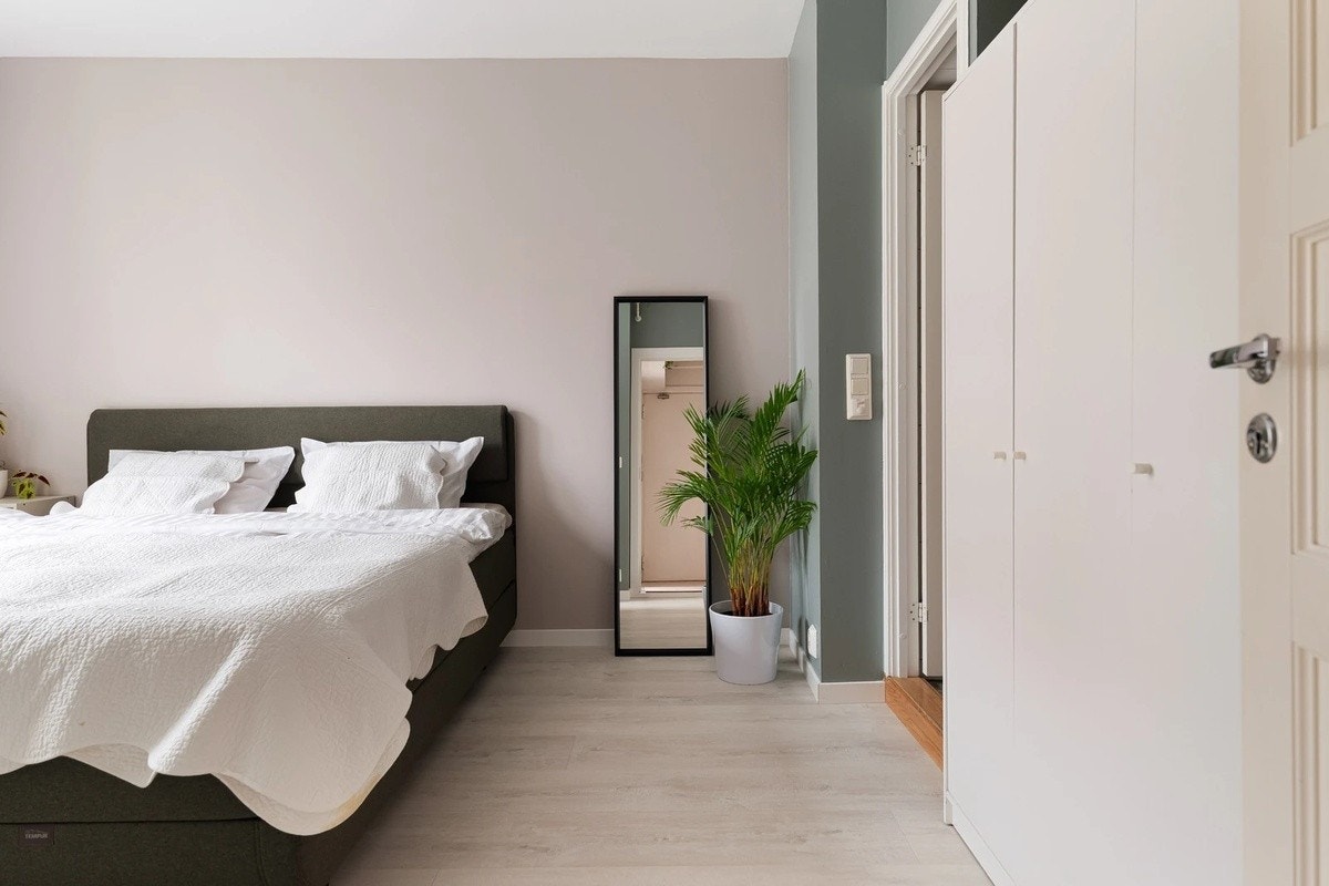 Her er det god plass til dobbeltseng med tilhørende møblement. Galleribilde