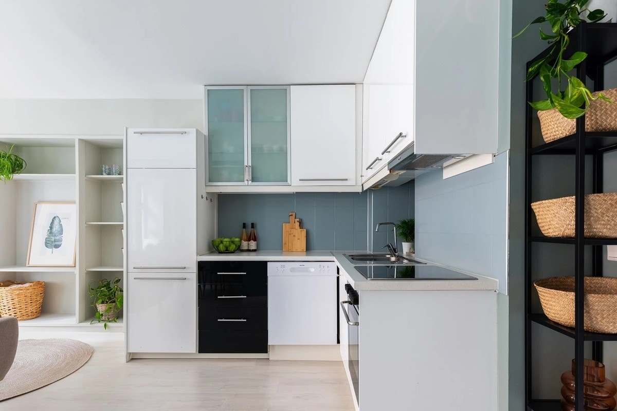 Kjøkkenet er godt utnyttet med takhøye overskap. Galleribilde