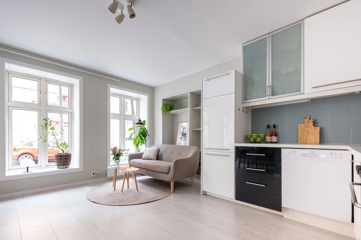 Boligens åpne stue- og kjøkkenløsning gjør det enkelt å være sosial samtidig som du lager dagens måltider. Galleribilde