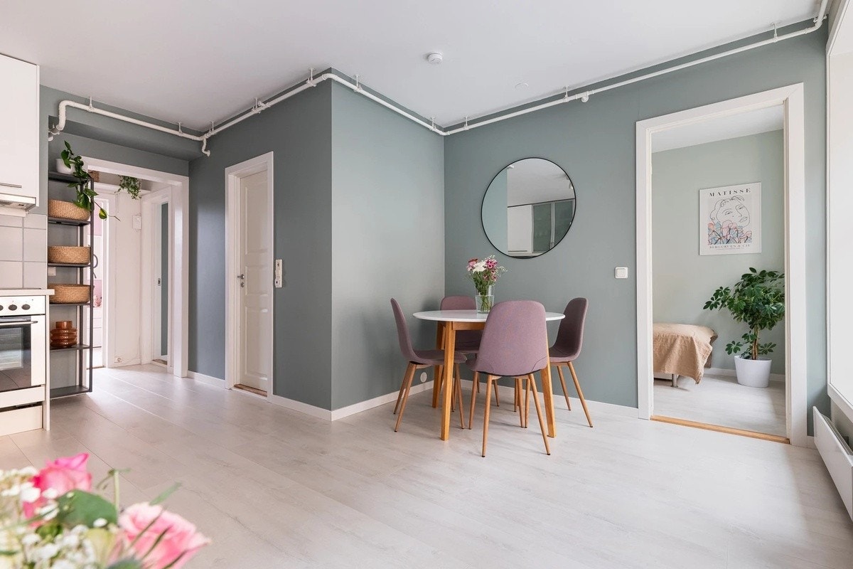 Rommet har også plass til spisebord. Galleribilde