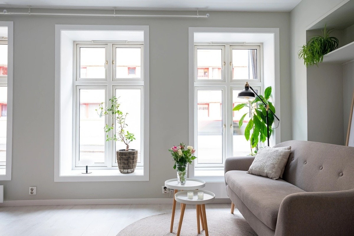 Rommet er malt i moderne fargevalg og har laminat på gulv. Galleribilde