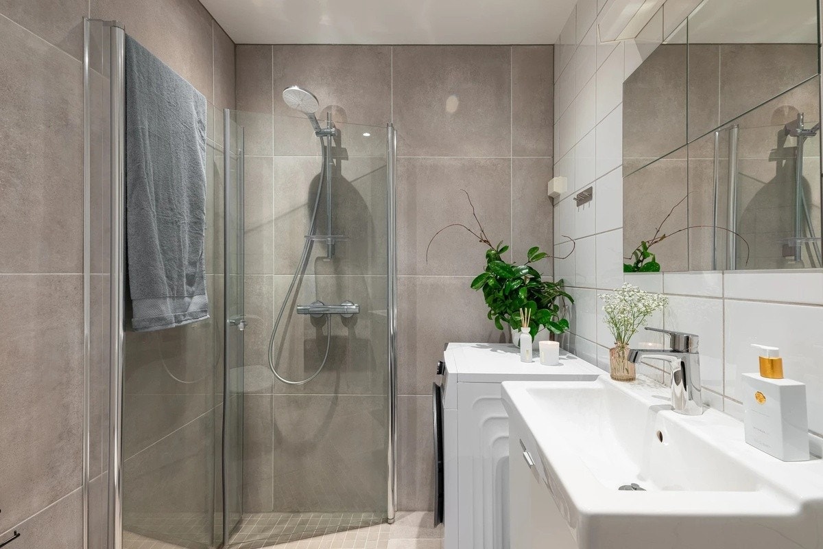 Baderomsinnredningen består servant på underskap, speil med lys og gulvstående toalett. Galleribilde