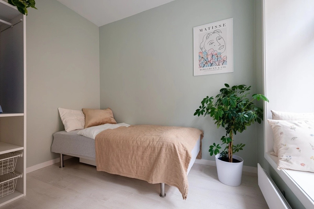 Det ene soverommet ligger plassert innenfor stuen. Galleribilde