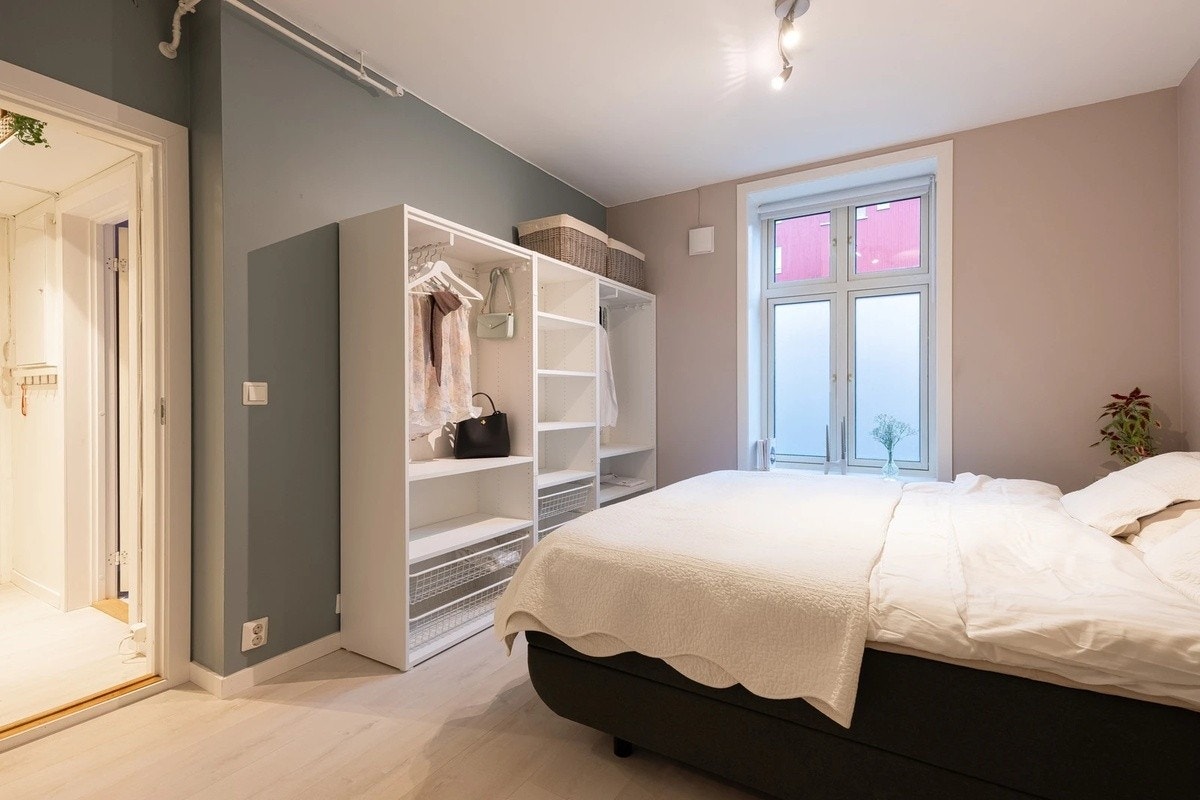 Det er også god plass til flere oppbevaringsløsninger, kontorpult for hjemmekontor og lignende. Galleribilde