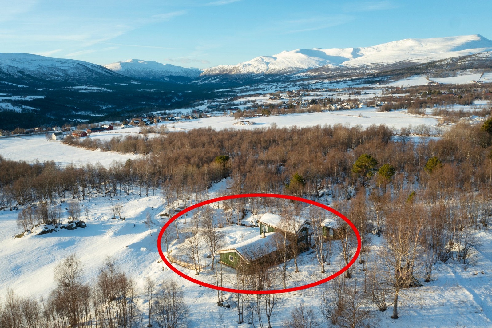 Her bor du med naturen som nærmeste nabo, samtidig som du har enkel tilgang til sentrum, skole og butikker. Galleribilde