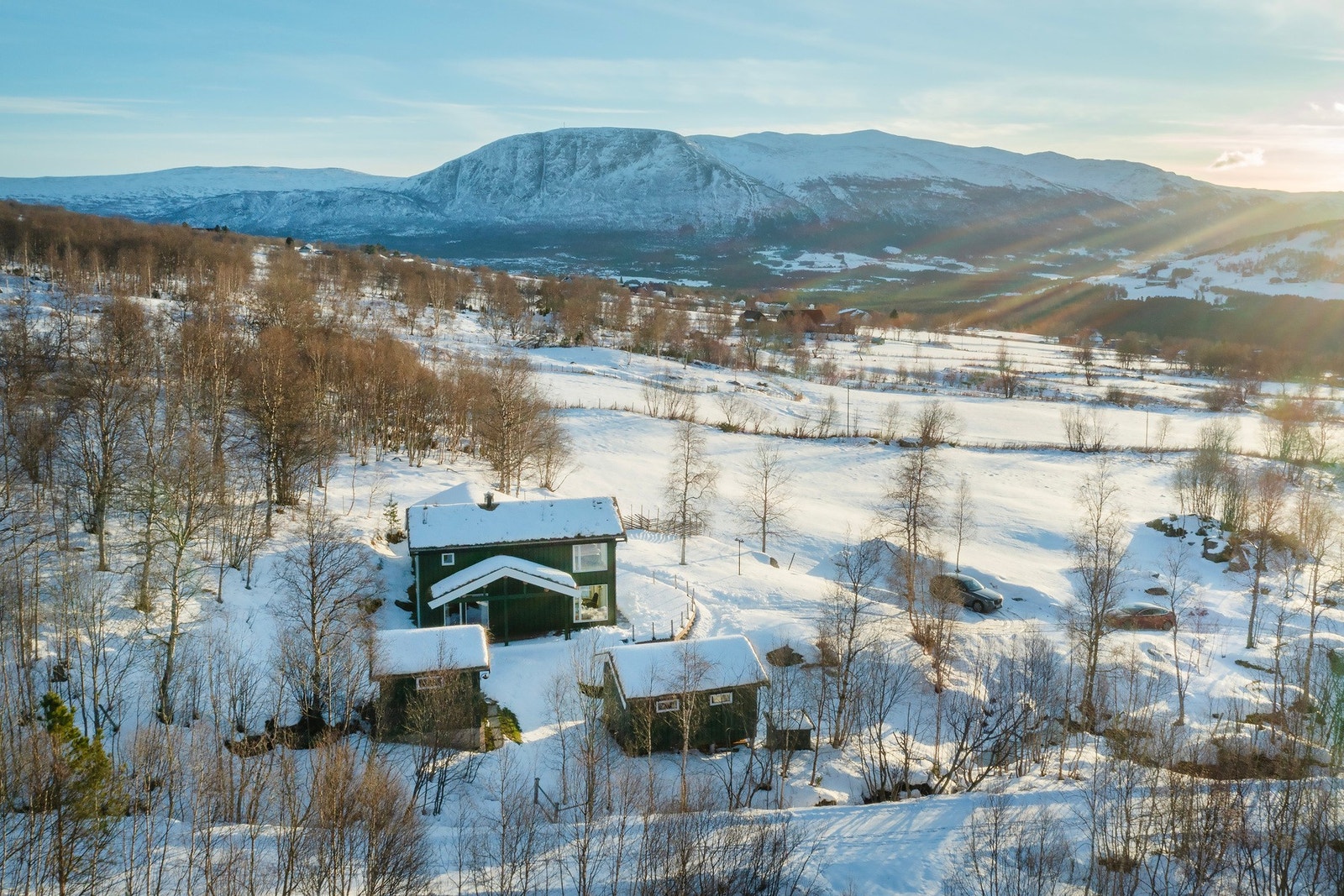 Det er gode sol- og utsiktsforhold tilknyttet tomten. Galleribilde