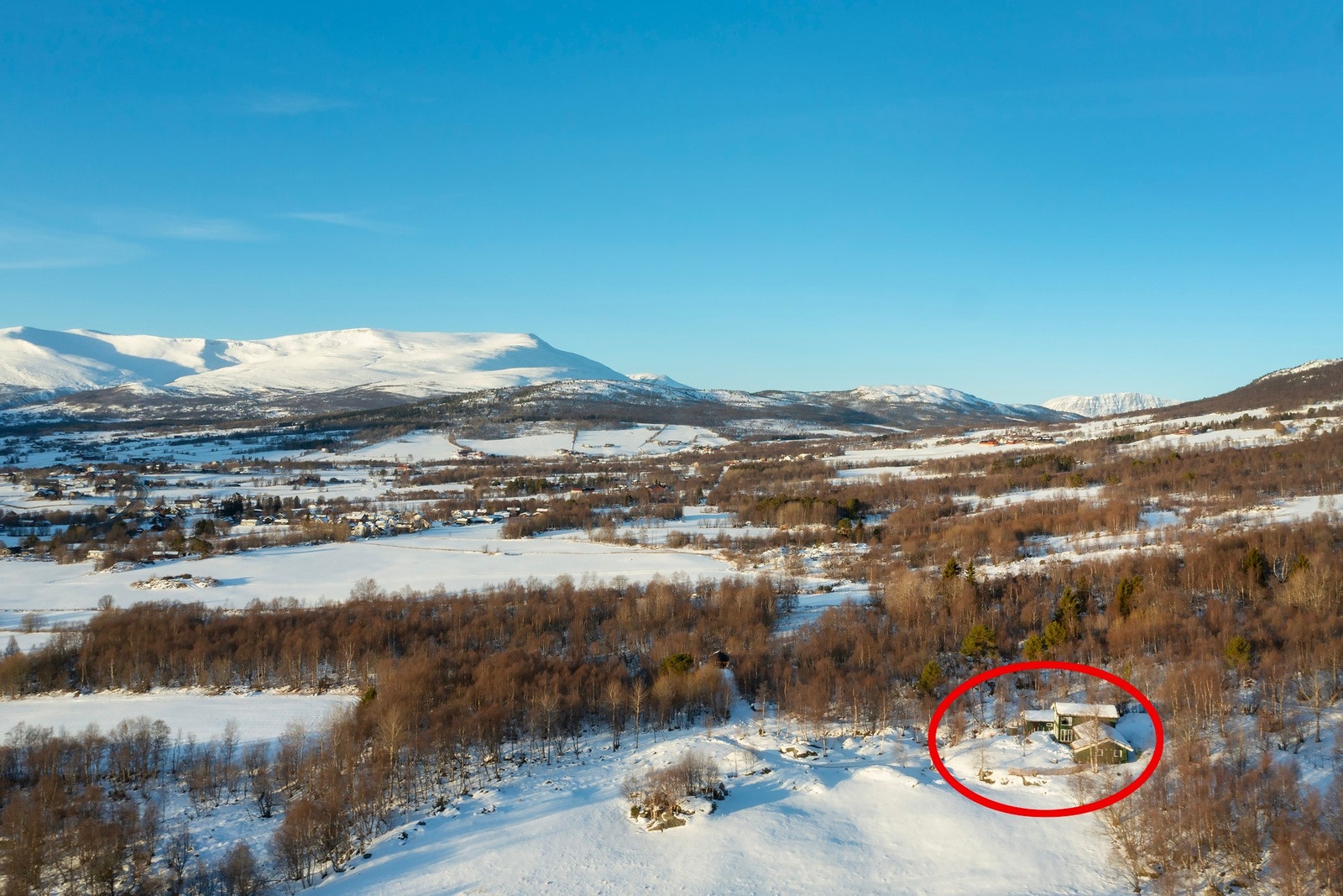 Fra eiendommen er det kort vei til nærmeste skisenter. Oppdal skisenter er ett av Norges største skianlegg. Galleribilde