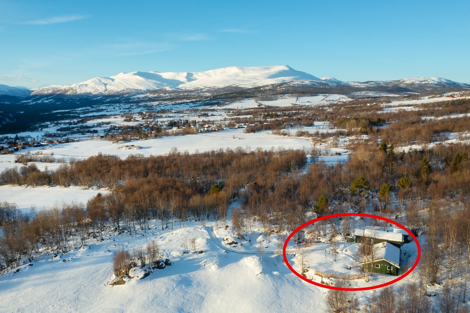 Det er tinglyst privat adkomstrett til eiendommen. Det er mulighet for brøyting på vinterstid. Galleribilde