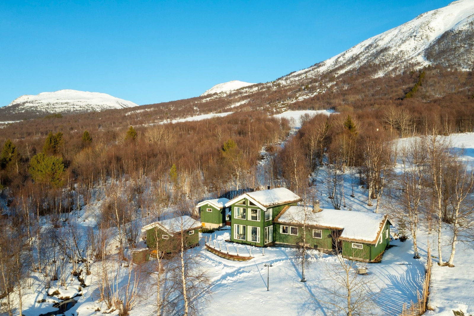 Eiendommen ligger langs Sunndalsvegen, i et rolig og naturnært område med flott utsikt mot fjellene. Galleribilde