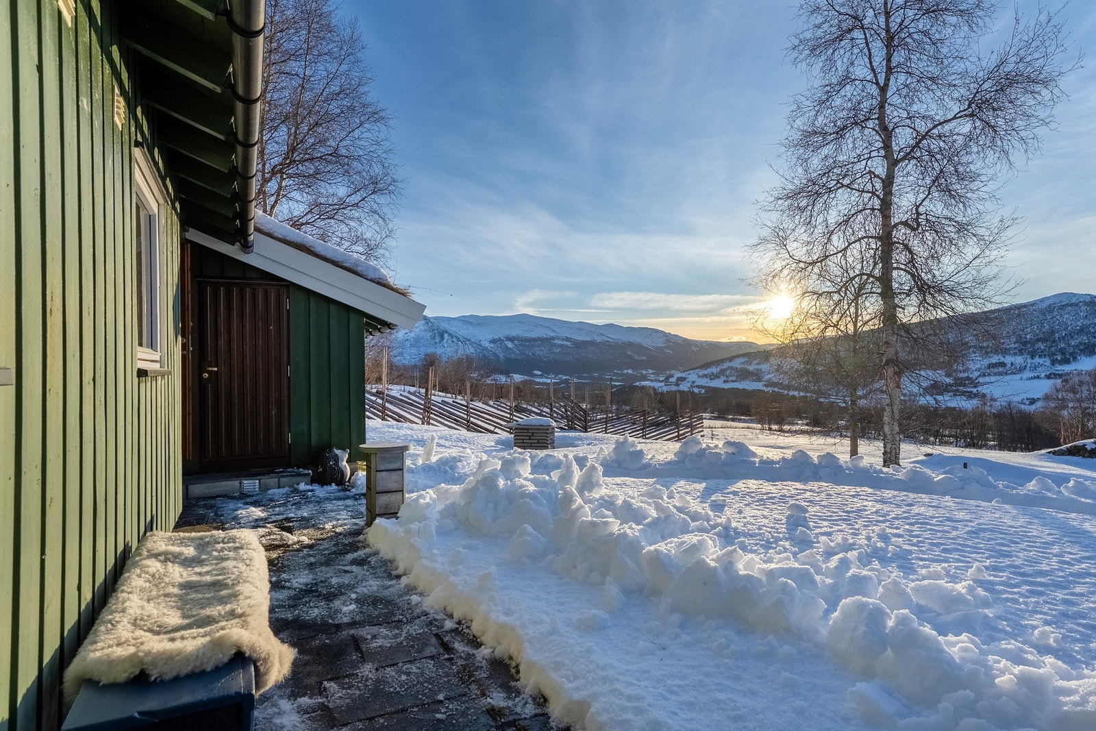 Det ble bygd en stor og lekker terrasse i 2020 hele 67 kvadratmeter. Galleribilde