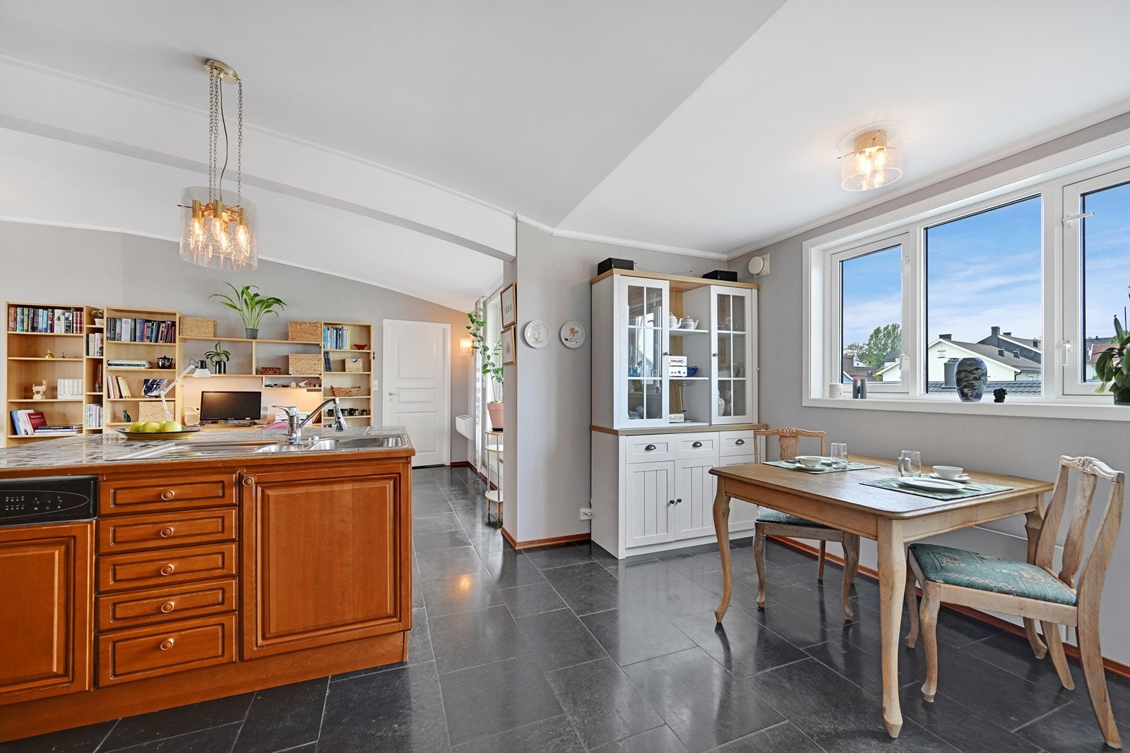 Romslig kjøkken med både spiseplass og plass til hjemmekontor. Galleribilde