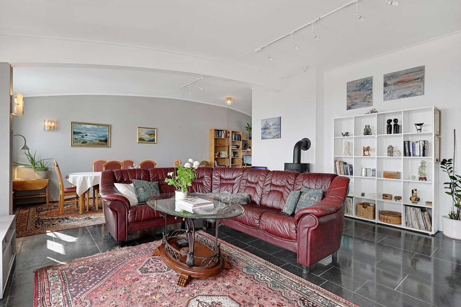 Stue med skråtak og nyere vedovn. Galleribilde