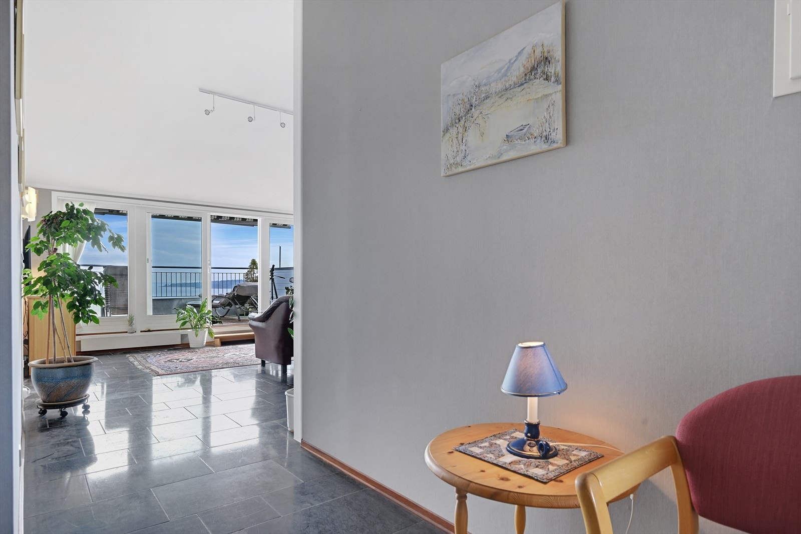 Nyt sjøutsikten allerede fra entréen. Galleribilde