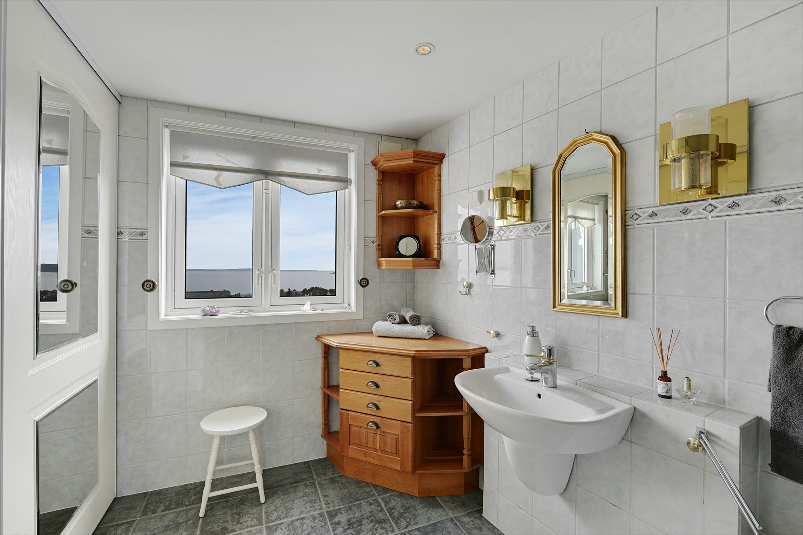 Flott utsikt fra badet og. Galleribilde