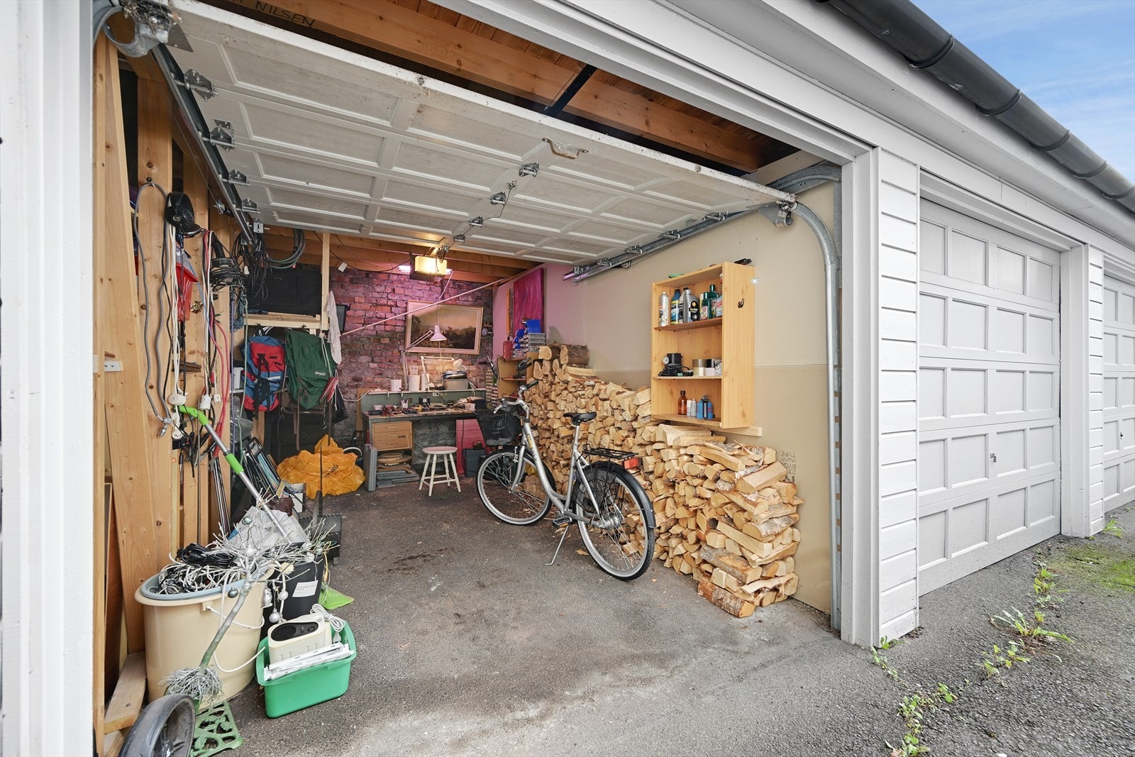 Egen garasje i garasjerekke i bakgård. Galleribilde