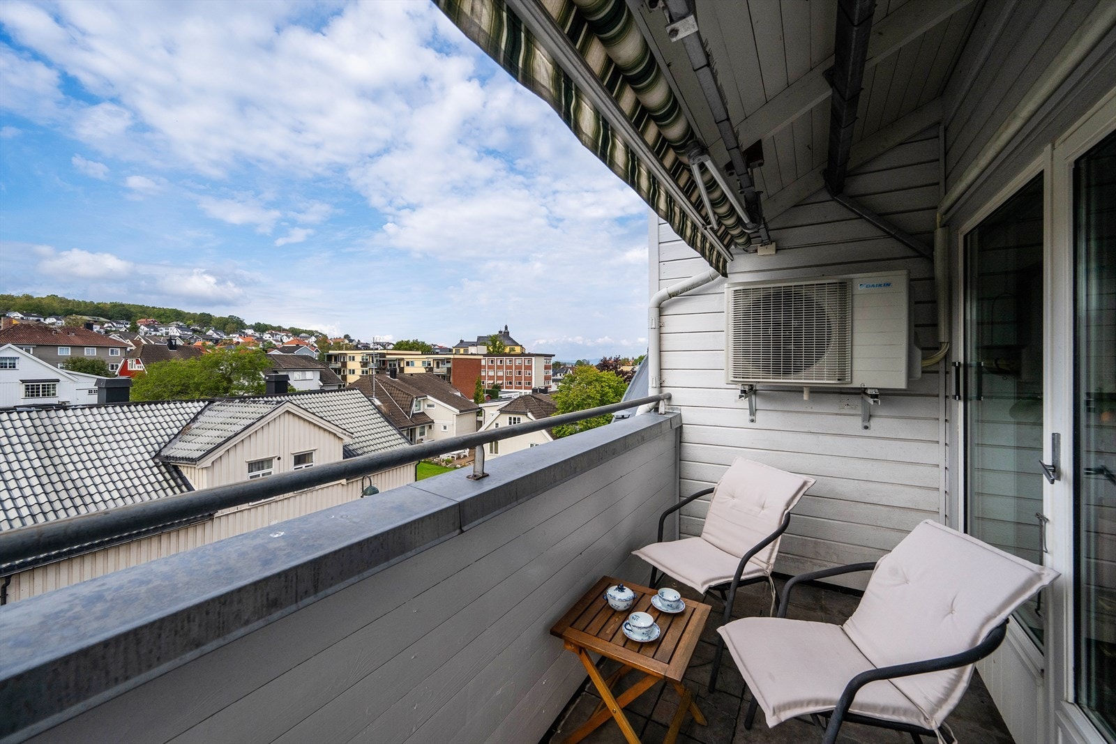 Vestvendt takterrasse med markise. Galleribilde