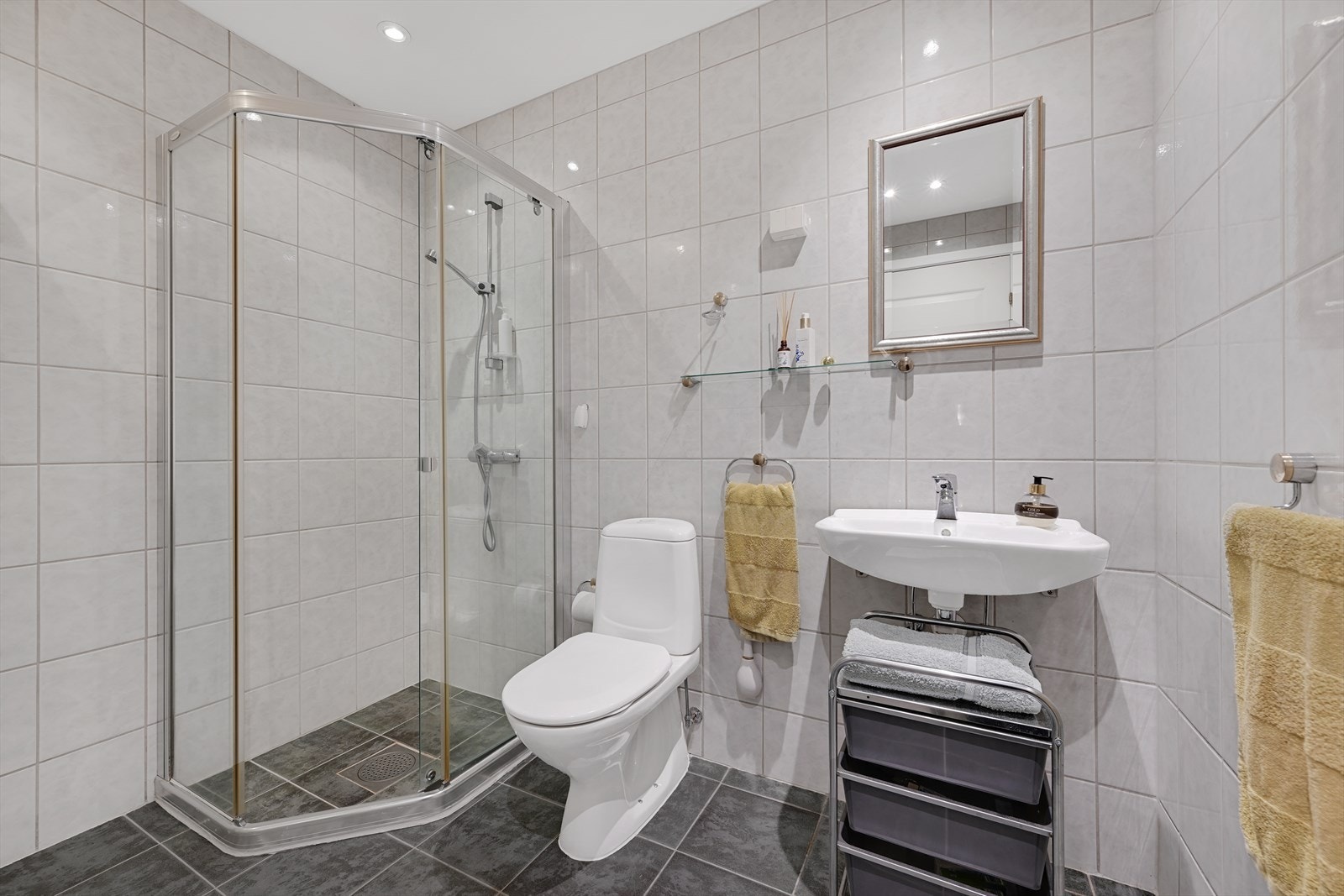 Bad/wc nr 2 med adkomst fra entré. Galleribilde