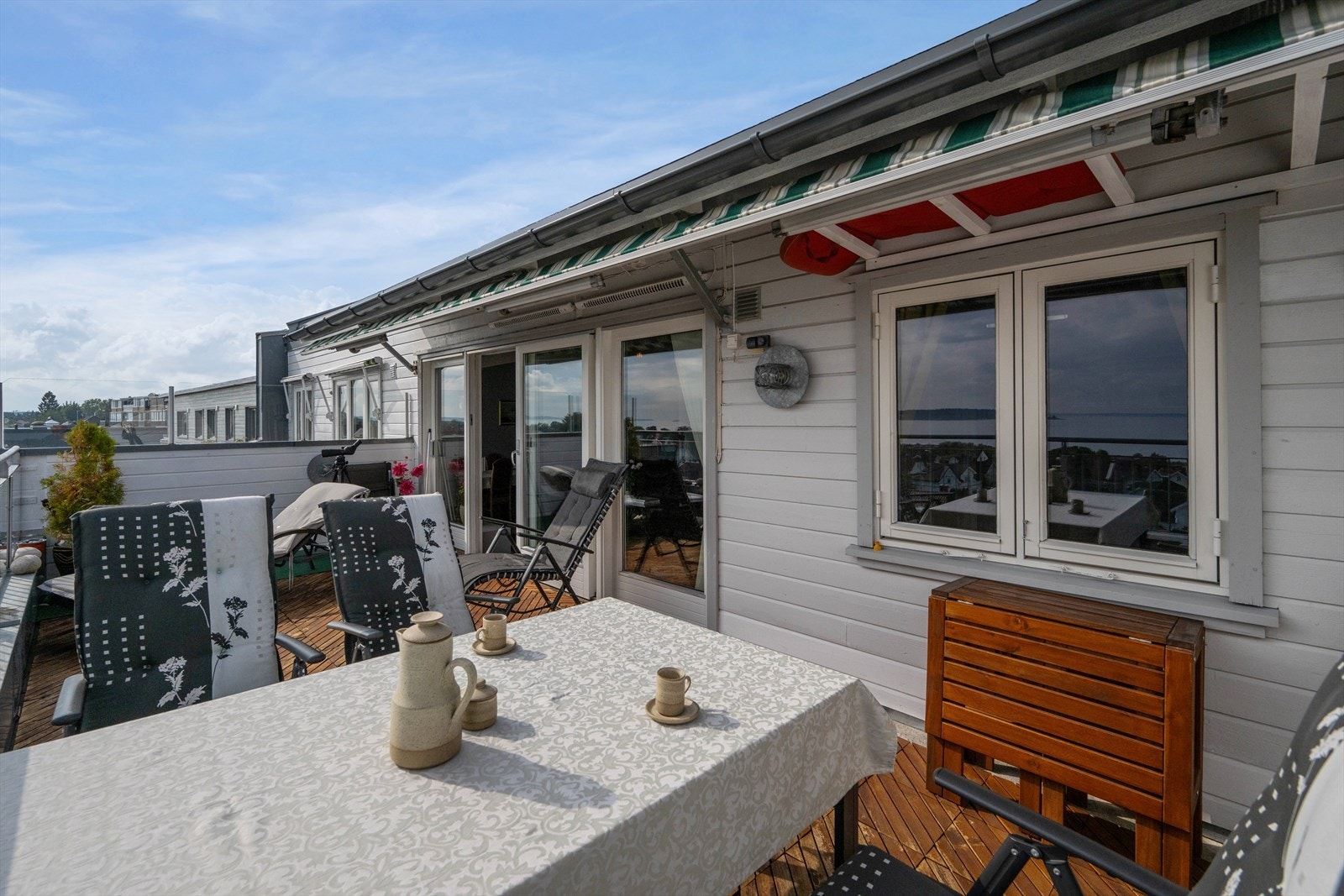 En hyggelig terrasse med god plass til gjester. Galleribilde