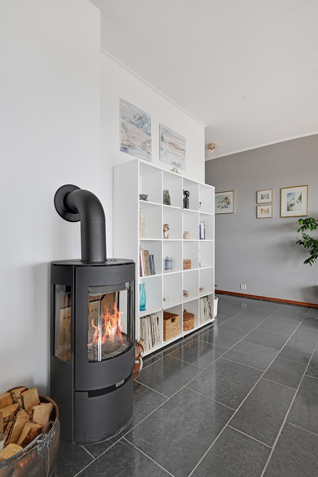 Nyere vedovn i stue med fliselagt gulv. Galleribilde