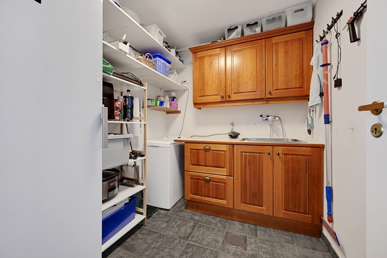 Grovkjøkken/vaskerom i forbindelse med kjøkkenet. Galleribilde