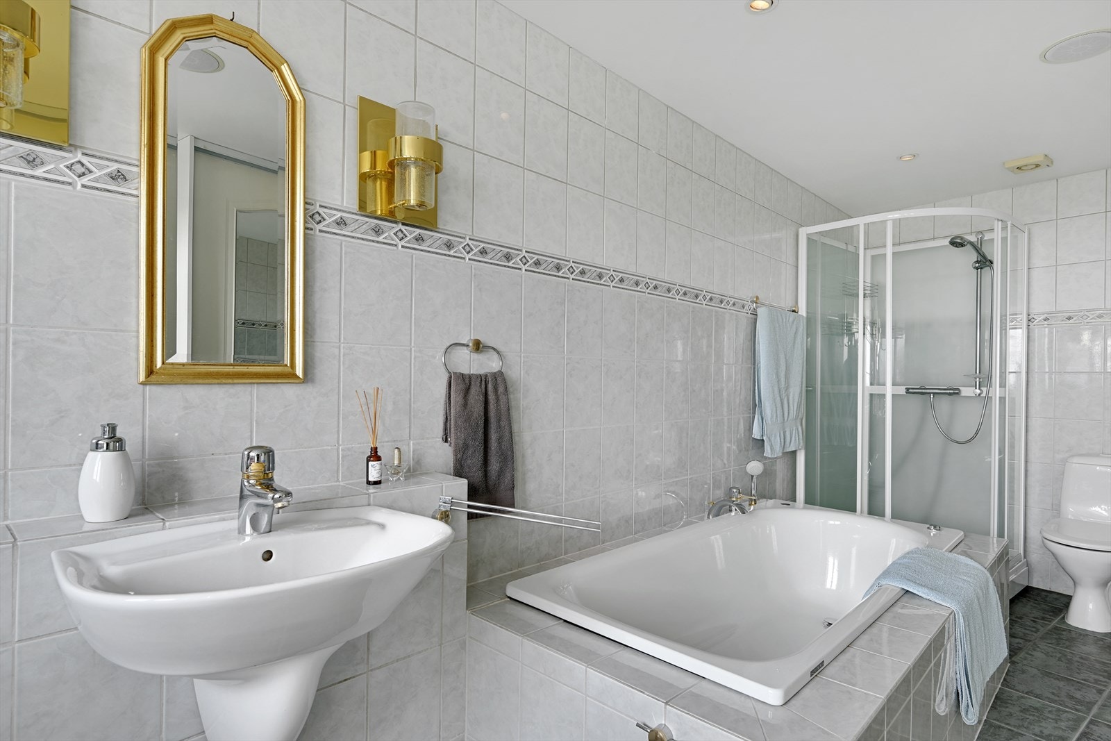 Bad/wc i tilknytning til hovedsoverom, med både badekar og dusjkabinett. Galleribilde