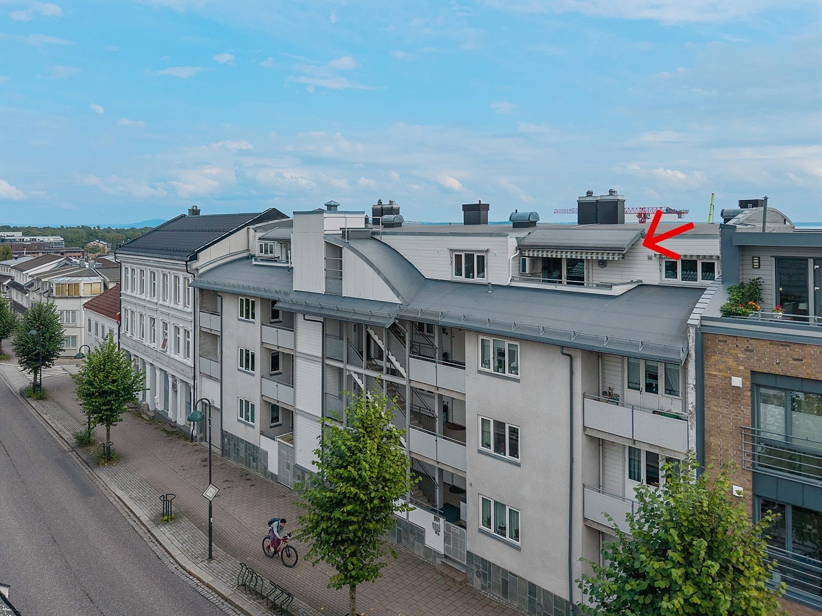 Bygget sett fra Storgata, hvor leiligheten også har en liten vestvendt takterrasse. Galleribilde
