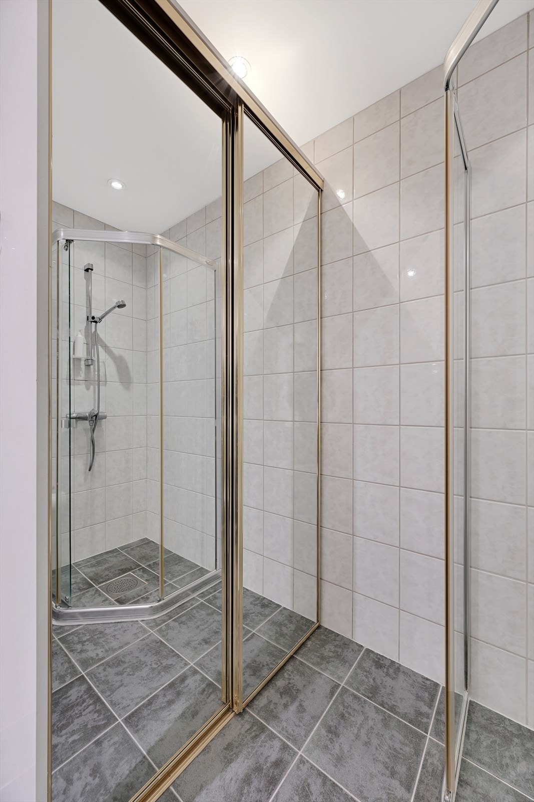 Fliselagt bad/wc nr 2 også med skyvedørsgarderobe. Galleribilde