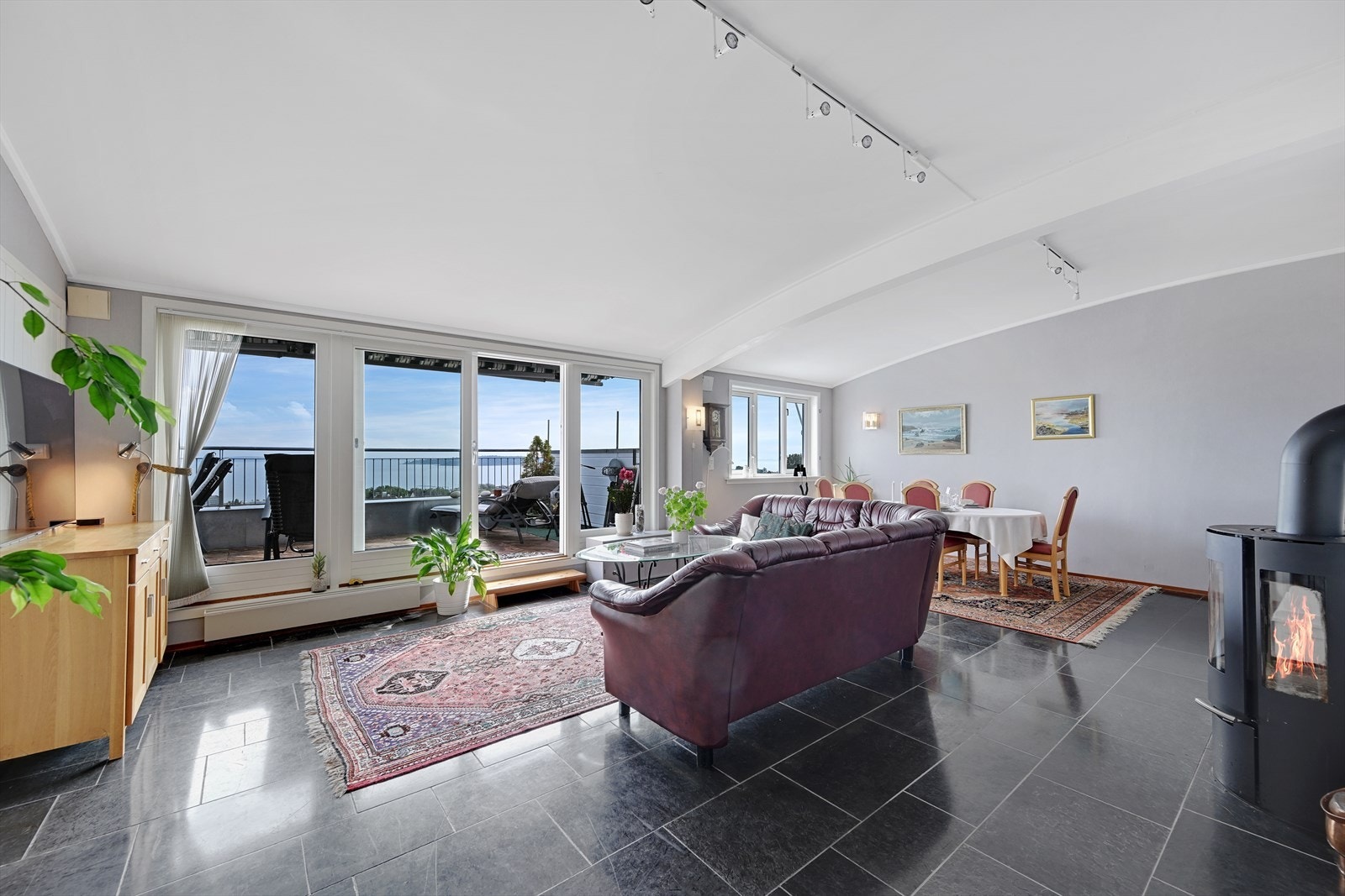 Stuen med "hel vegg" med vinduer mot utsikten. Galleribilde