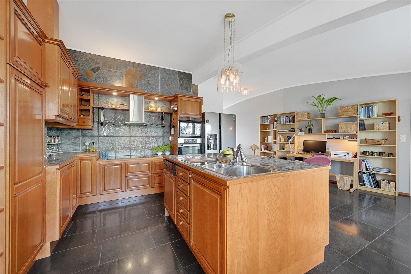 Kjøkken med både god plass til matlaging og gjester. Galleribilde