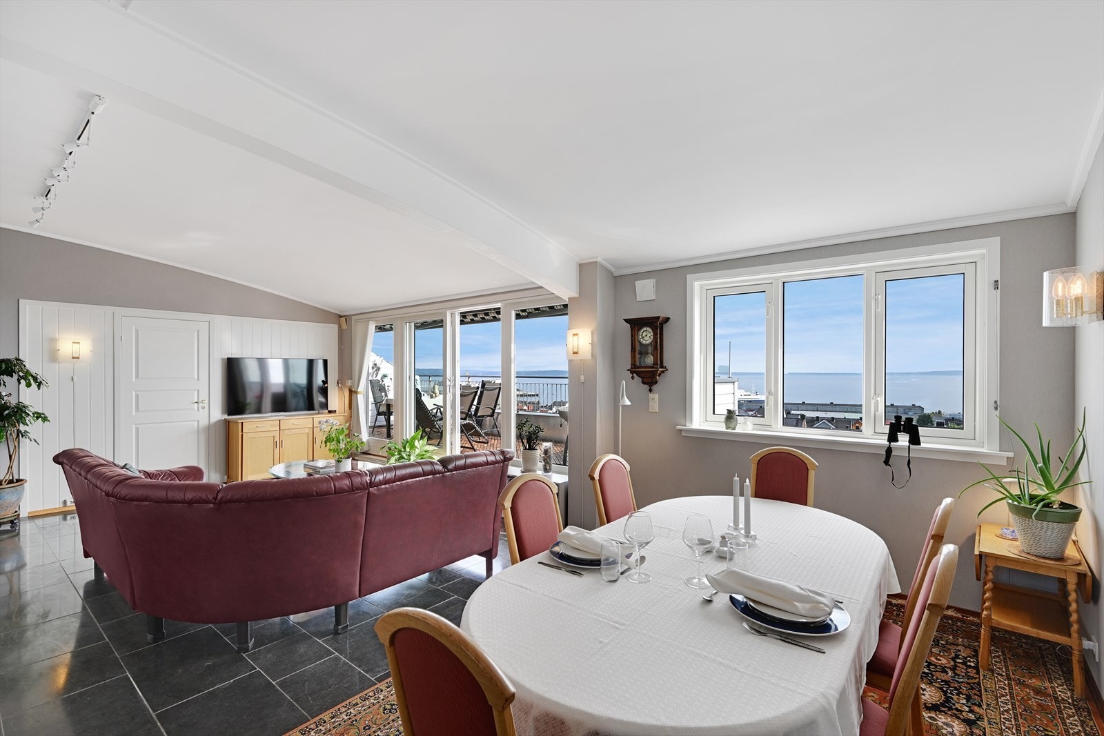 Stue og spisestue med utsikt. Galleribilde