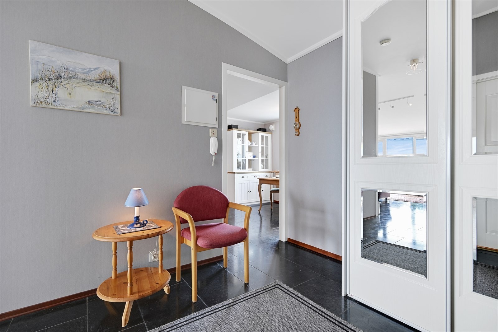 Entré med direkte adkomst til både kjøkken og stue. Galleribilde