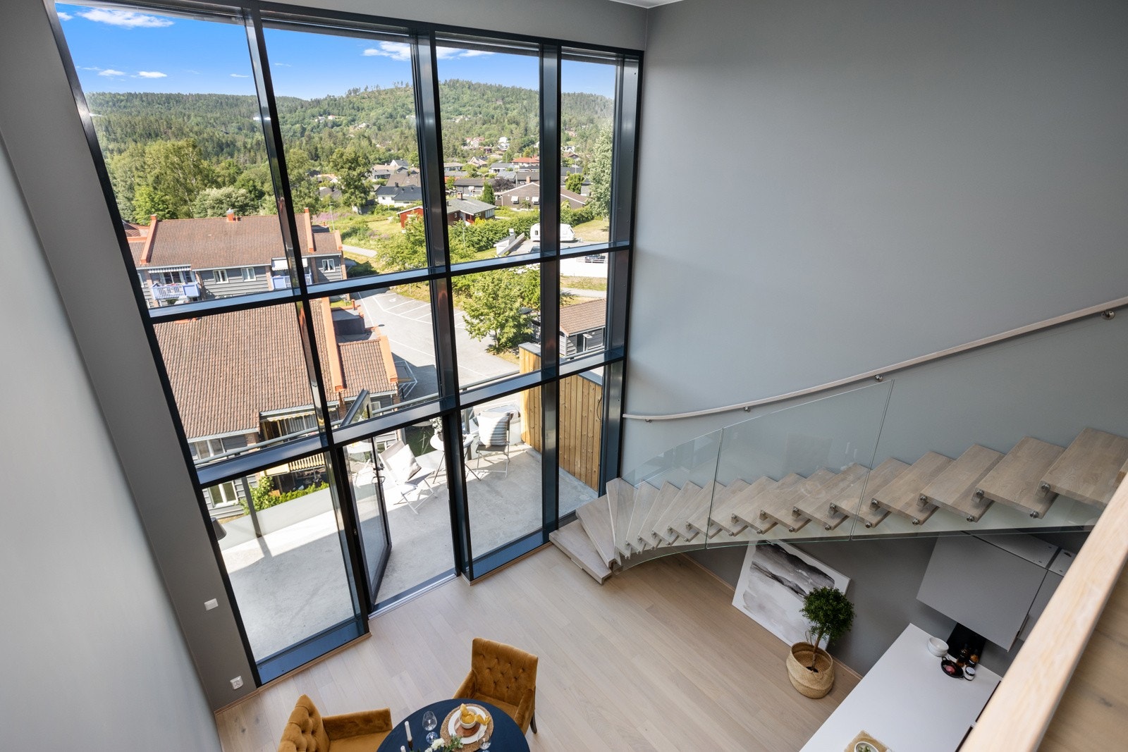 Panoramavinduer og stor takhøyde. Galleribilde