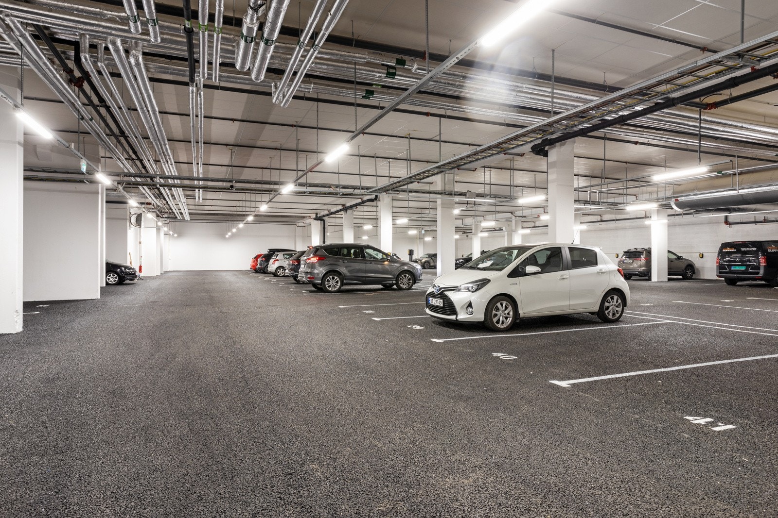 Parkeringsanlegg - Leiligheten har en bred og fin p-plass på plan 2 i p-hus. Galleribilde