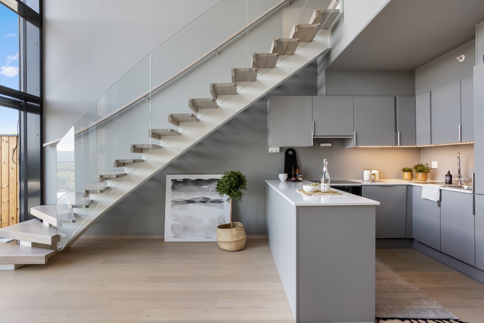 Kjøkken og spisestue - trapp til plan 6. Galleribilde