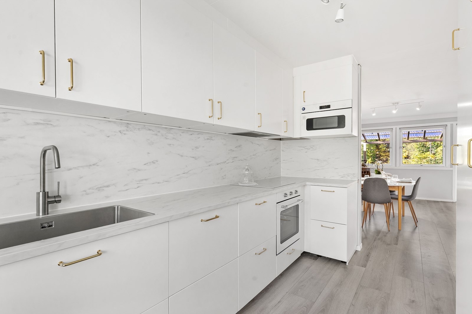 Kjøkkenet er nytt i 2025 og har integrerte hvitevarer Galleribilde