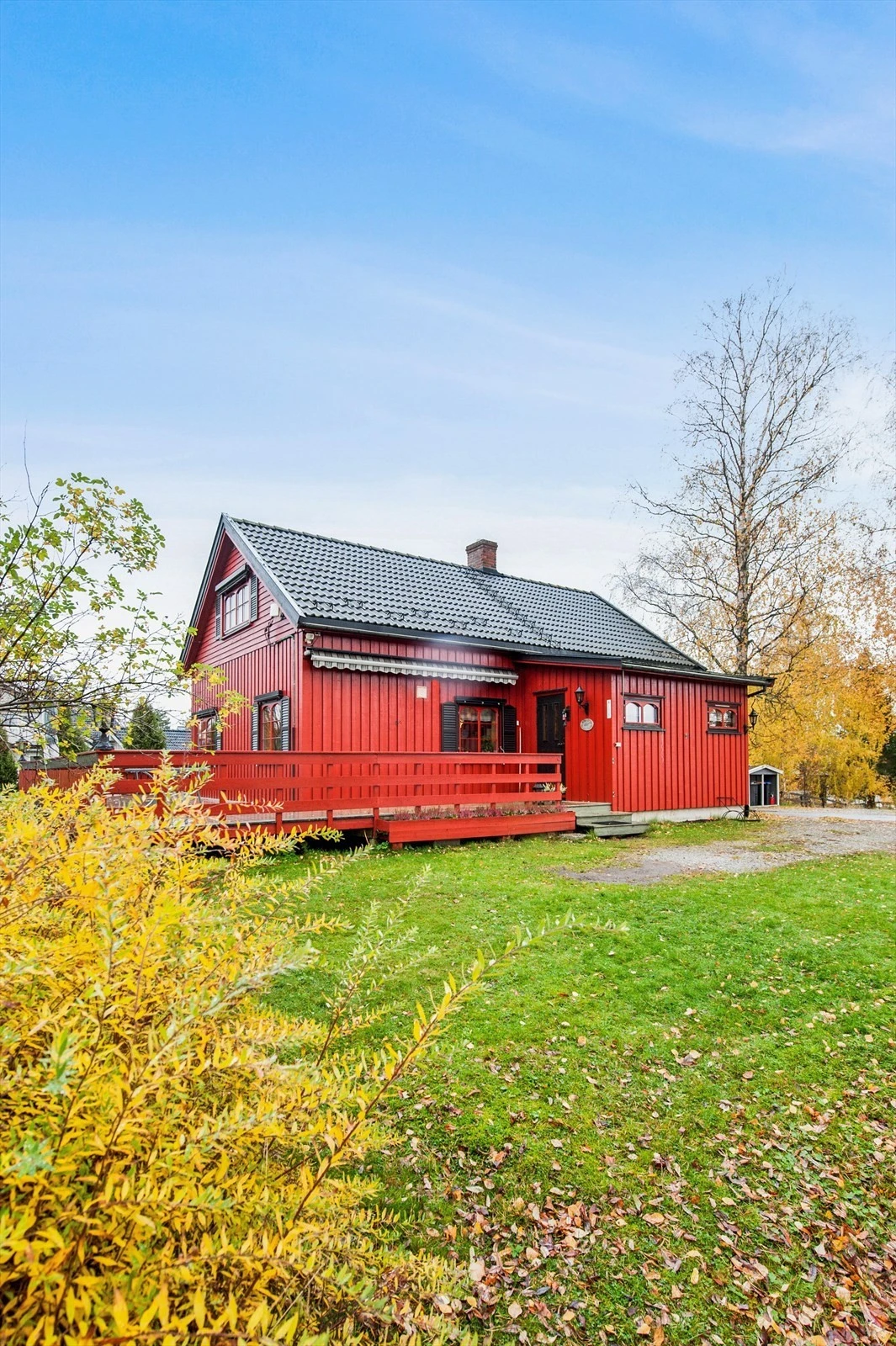 Stor terrasse og gode parkeringsmuligheter på egen tomt. Galleribilde
