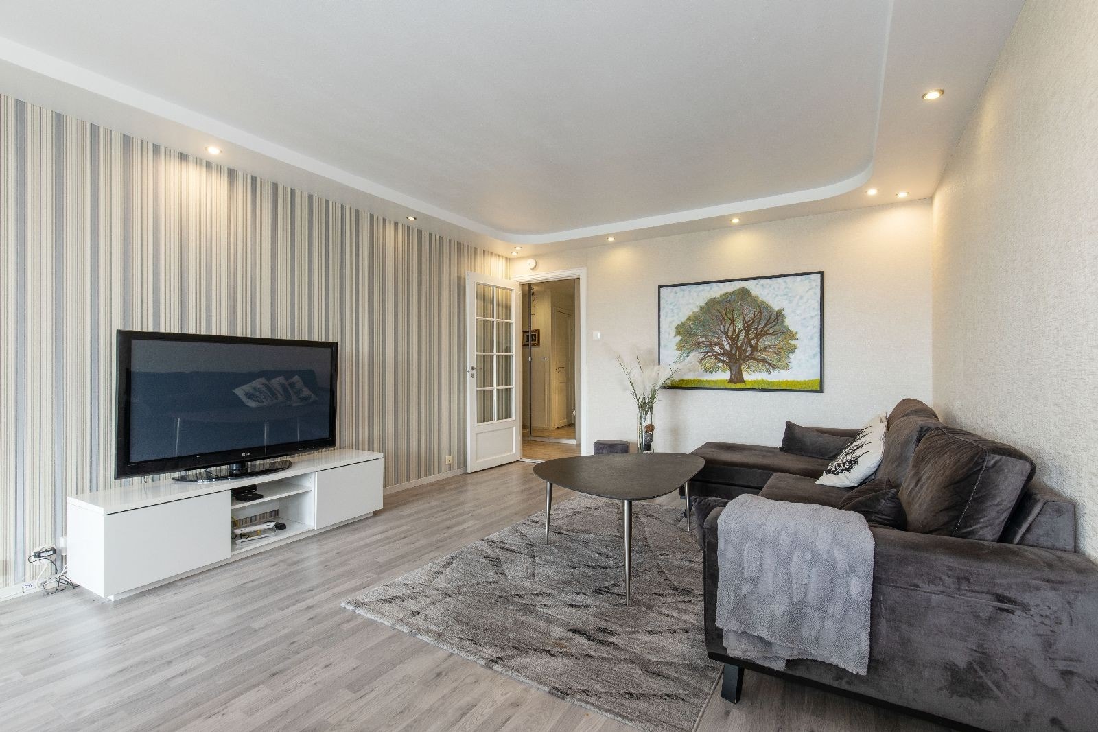 Stuen fremstår lys og moderne. Galleribilde