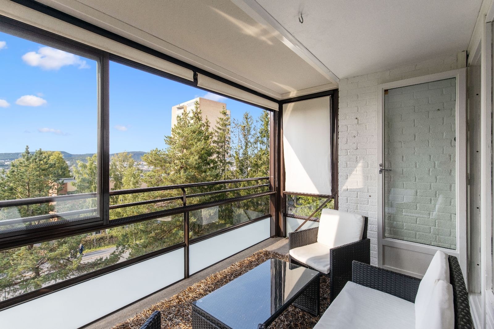 Hyggelig innglasset balkong hvor man kan nyte varme sommerkvelder. Galleribilde